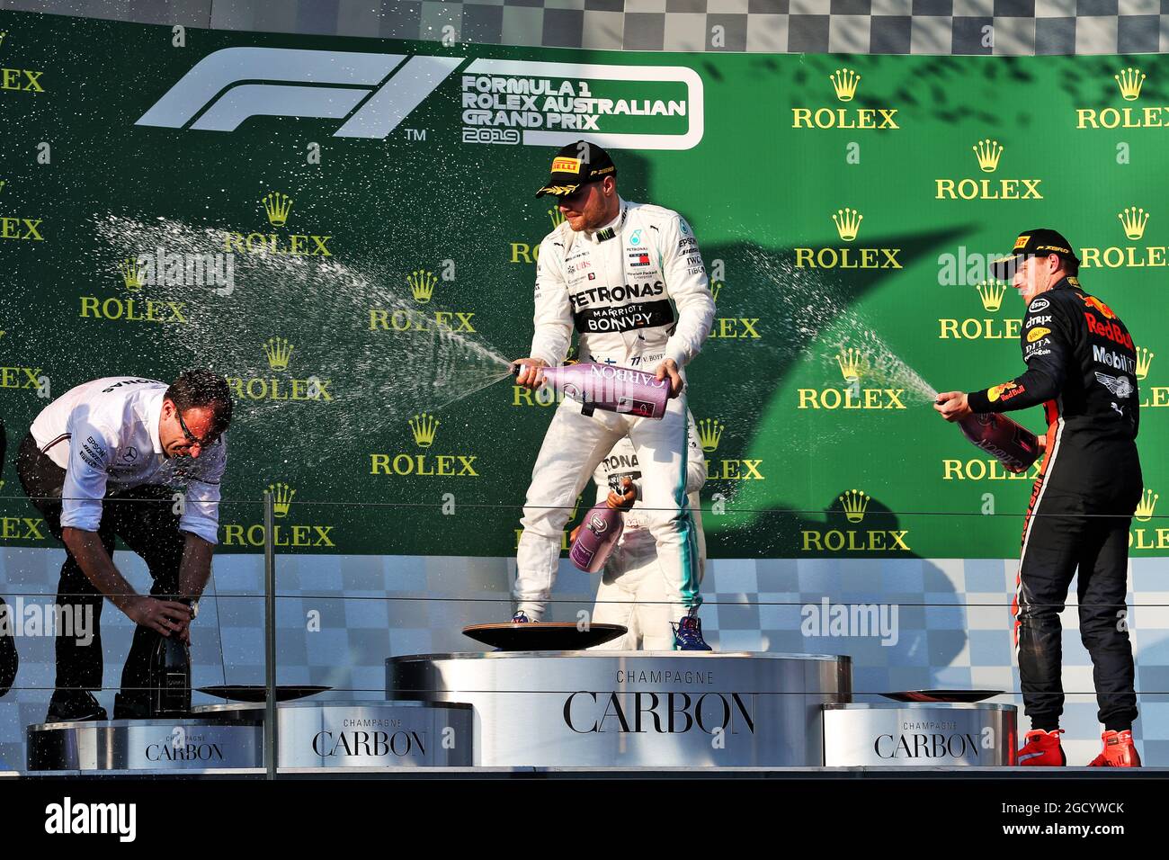 Rennsieger Valtteri Bottas (FIN) Mercedes AMG F1 feiert mit dem drittplatzierten Max Verstappen (NLD) Red Bull Racing auf dem Podium. Großer Preis von Australien, Sonntag, 17. März 2019. Albert Park, Melbourne, Australien. Stockfoto