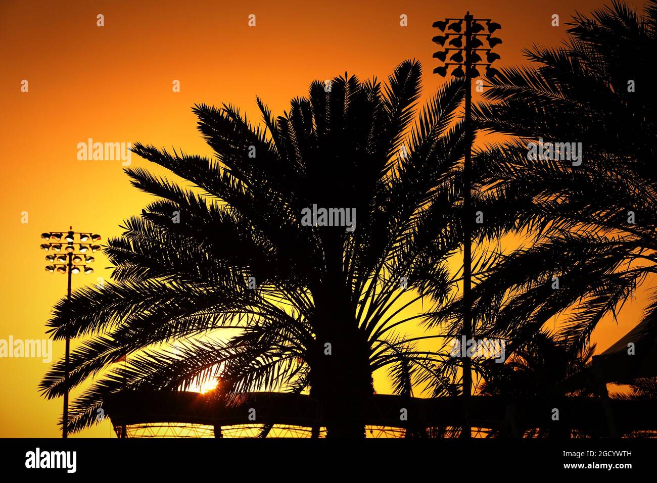 Die Sonne untergeht über der Strecke. Großer Preis von Bahrain, Donnerstag, 28. März 2019. Sakhir, Bahrain. Stockfoto