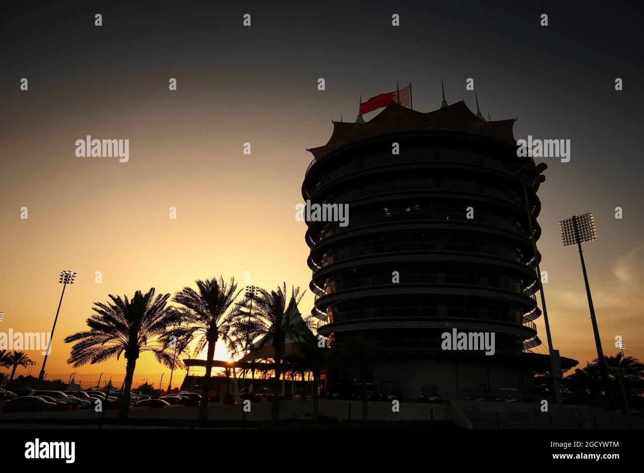 Die Sonne untergeht über der Strecke. Großer Preis von Bahrain, Donnerstag, 28. März 2019. Sakhir, Bahrain. Stockfoto