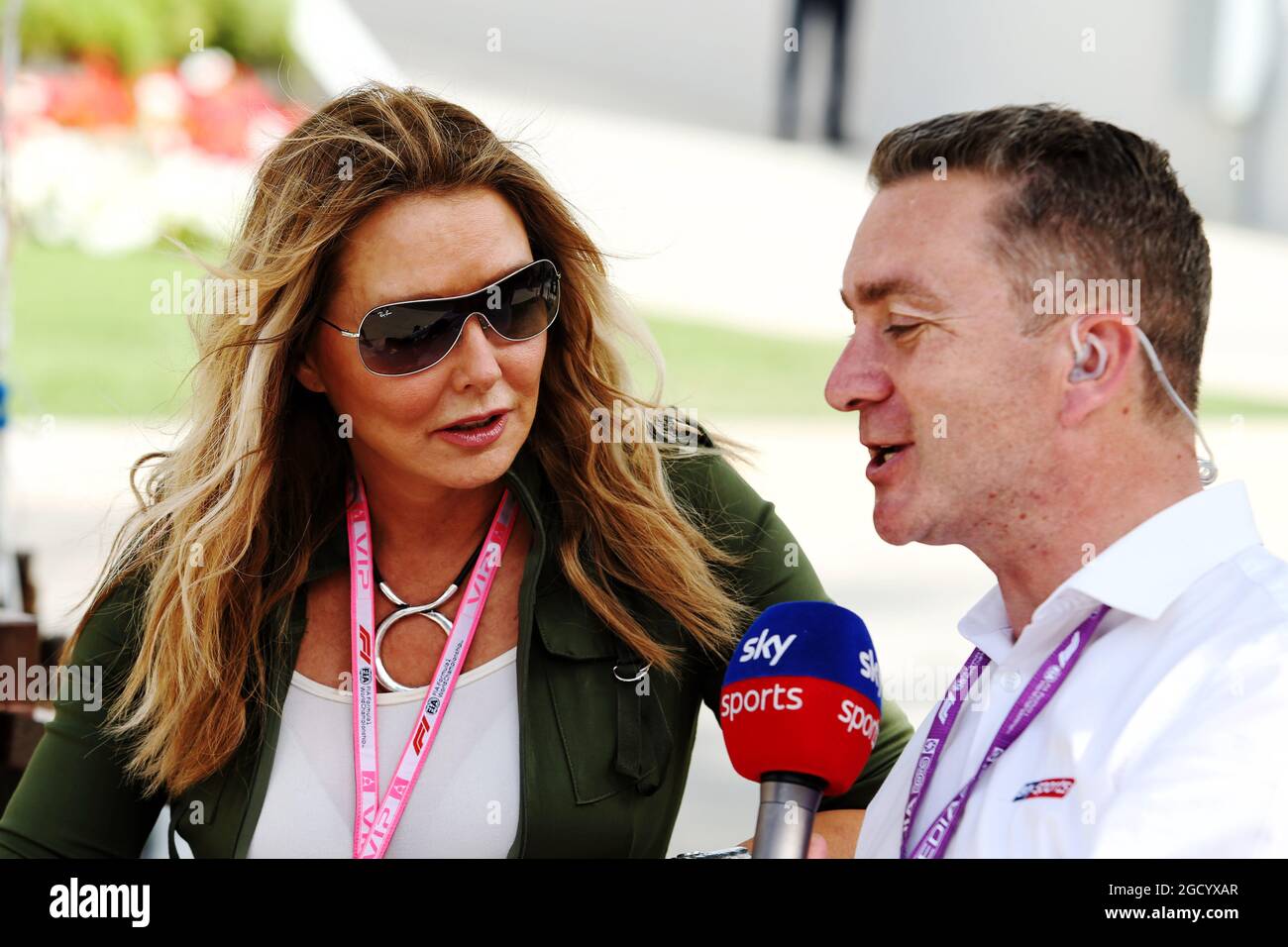 (L bis R): Carol Vorderman (GBR) mit Craig Slater (GBR) Sky F1 Reporter. Großer Preis von Bahrain, Samstag, 30. März 2019. Sakhir, Bahrain. Stockfoto