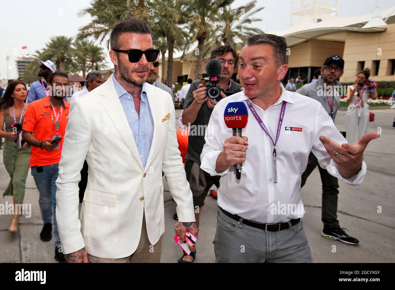 David Beckham (GBR) ehemaliger Fußballspieler mit Craig Slater (GBR) Sky F1 Reporter. Großer Preis von Bahrain, Sonntag, 31. März 2019. Sakhir, Bahrain. Stockfoto