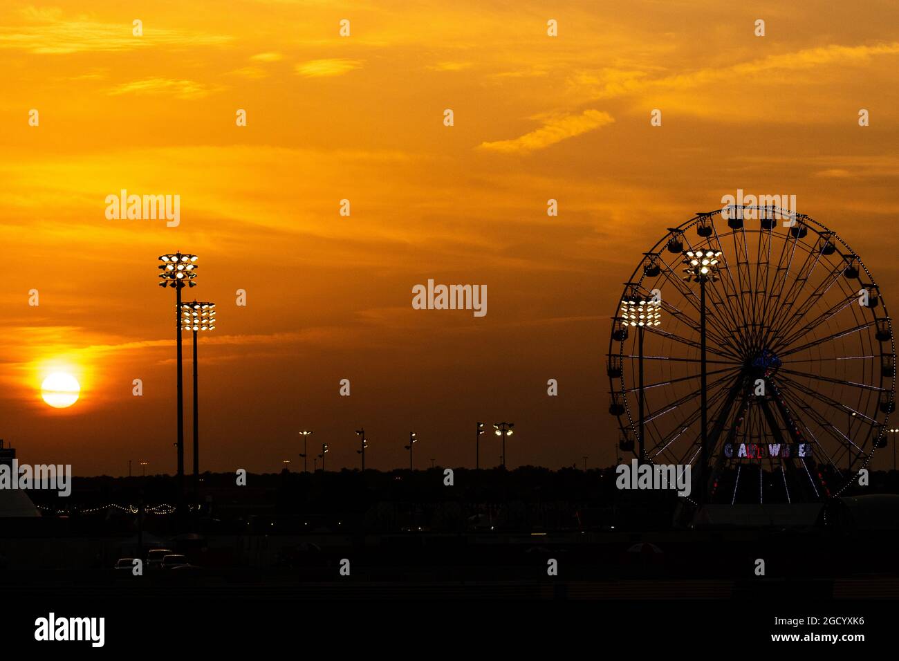 Die Sonne untergeht über der Strecke. Großer Preis von Bahrain, Sonntag, 31. März 2019. Sakhir, Bahrain. Stockfoto