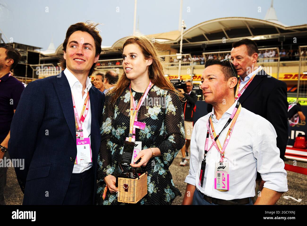 Prinzessin Beatrice (GBR) (Mitte) mit Edoardo Mapelli Mozzi (links) und Frankie Dettori (ITA) Jockey (rechts). Großer Preis von Bahrain, Sonntag, 31. März 2019. Sakhir, Bahrain. Stockfoto