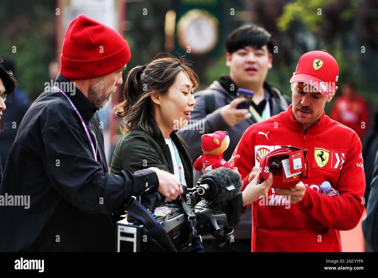 Sebastian Vettel (GER) Ferrari gibt Autogramme für die Fans. Stockfoto