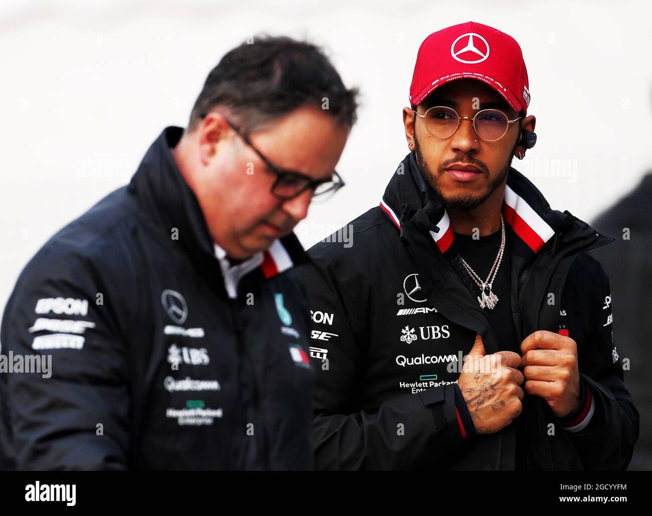 Lewis Hamilton (GBR) Mercedes AMG F1 und Ron Meadows (GBR) Mercedes GP Team Manager. Stockfoto