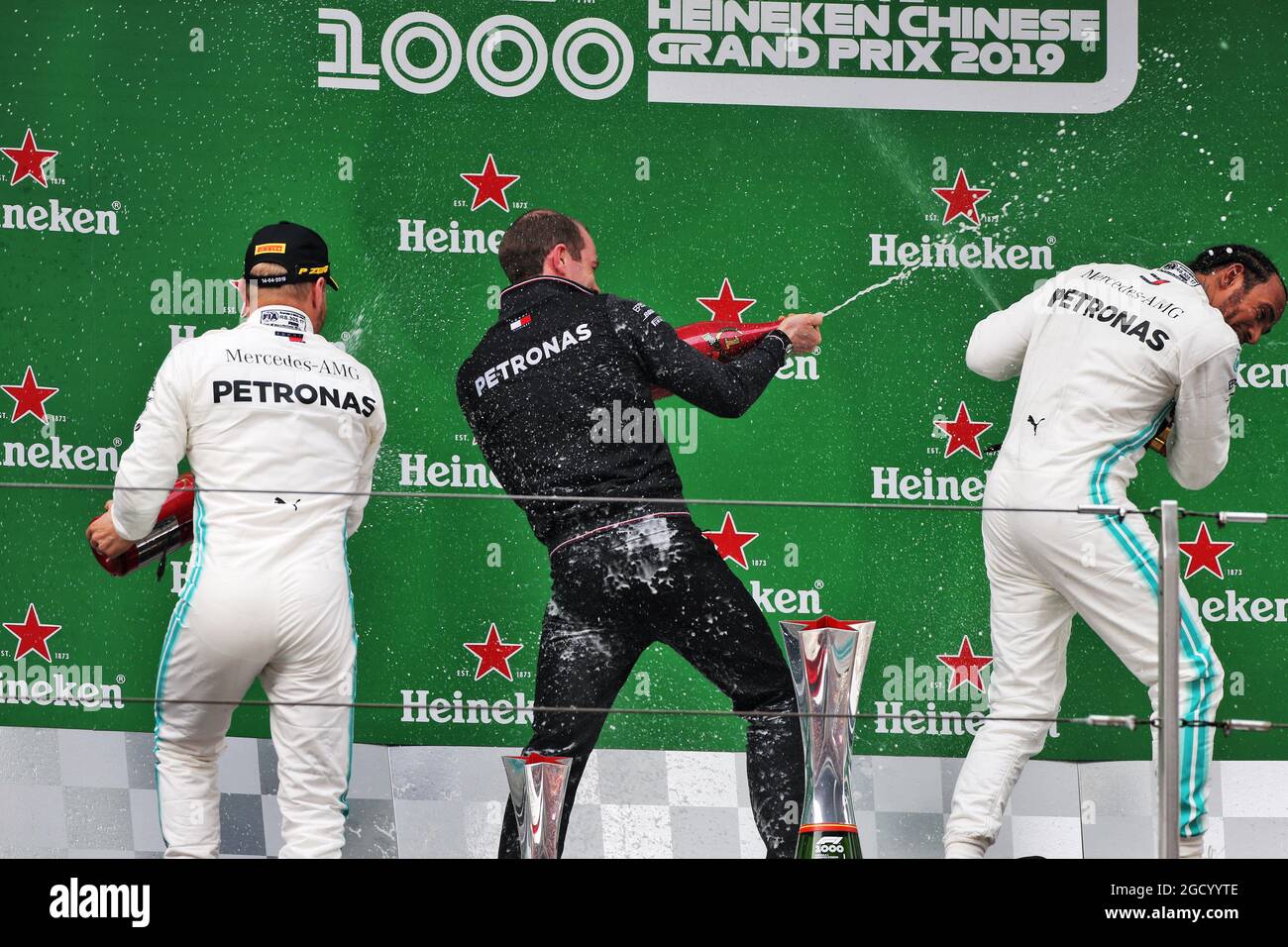 (L bis R): Valtteri Bottas (FIN) Mercedes AMG F1 feiert seinen zweiten Podiumsplatz Marcus Dudley (GBR) Mercedes AMG F1 Performance Engineer und Rennsieger Lewis Hamilton (GBR) Mercedes AMG F1. Großer Preis von China, Sonntag, 14. April 2019. Shanghai, China. Stockfoto