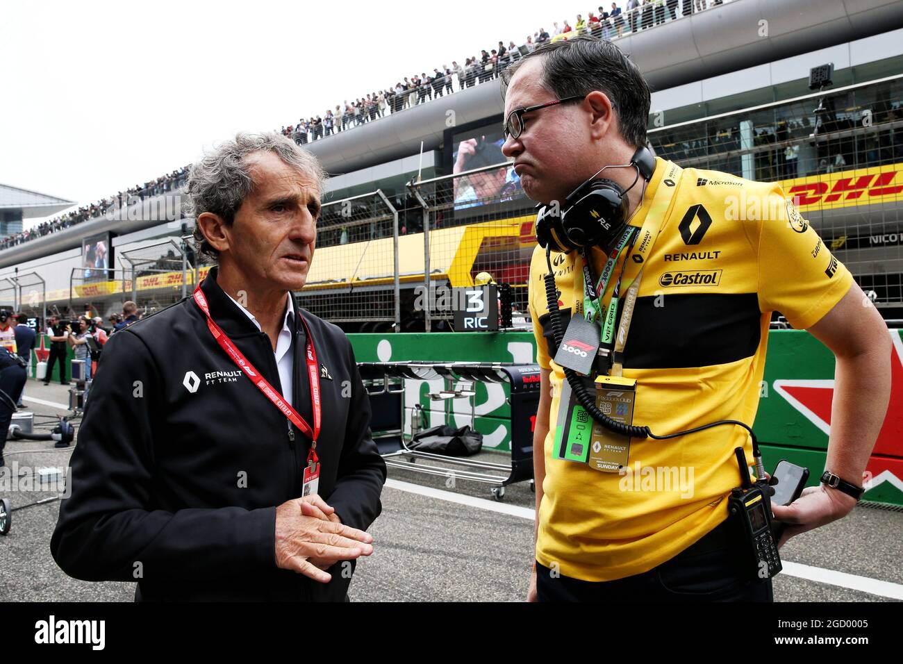 Alain Prost (FRA) Renault F1 Team Special Advisor mit Gast am Start. Stockfoto