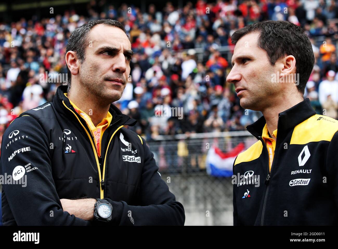 (L bis R): Cyril Abiteboul (FRA) Renault Sport F1 Managing Director mit Remi Taffin (FRA) Renault Sport F1 Engine Technical Director am Start. Stockfoto