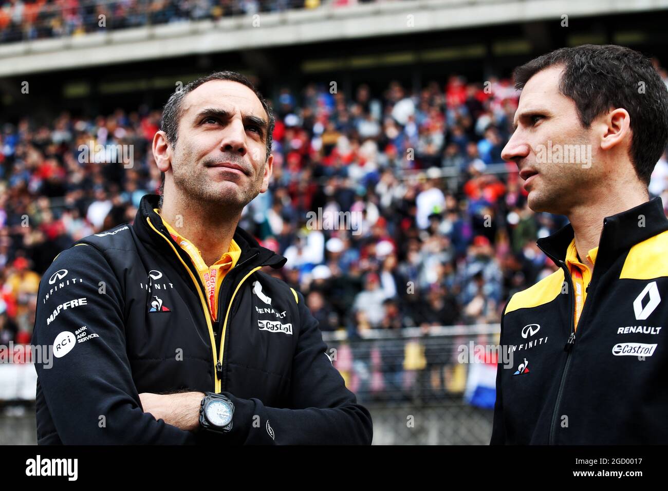 (L bis R): Cyril Abiteboul (FRA) Renault Sport F1 Managing Director mit Remi Taffin (FRA) Renault Sport F1 Engine Technical Director am Start. Stockfoto