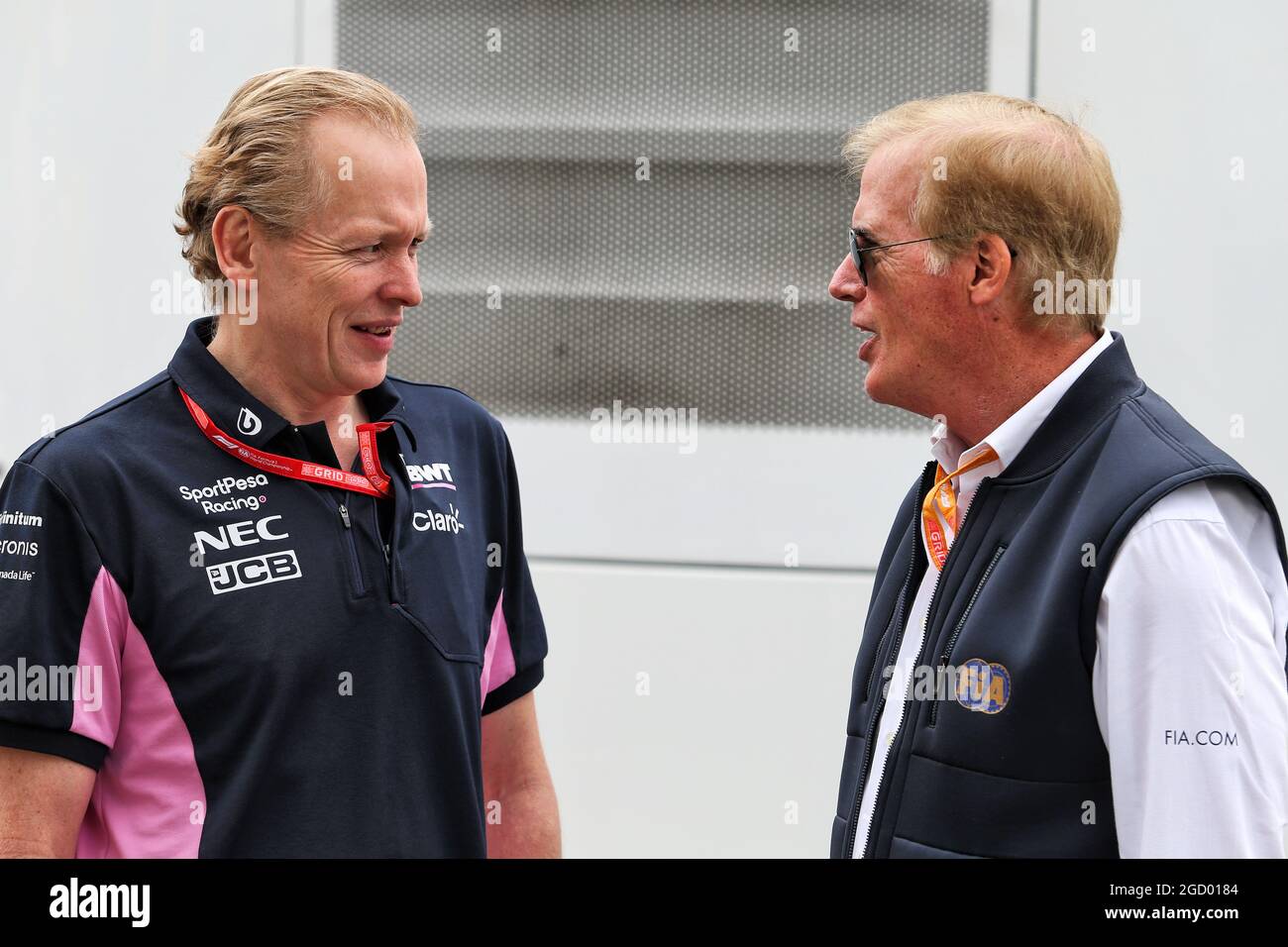 (L bis R): Andrew Green (GBR) Racing Point F1 Team Technical Director mit Danny Sullivan (USA) FIA Steward. Großer Preis von Spanien, Samstag, 11. Mai 2019. Barcelona, Spanien. Stockfoto