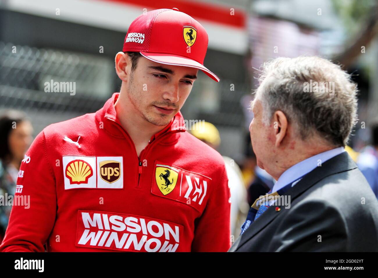 (L bis R): Charles Leclerc (MON) Ferrari mit Jean Todt (FRA) FIA President. Großer Preis von Monaco, Sonntag, 26. Mai 2019. Monte Carlo, Monaco. Stockfoto