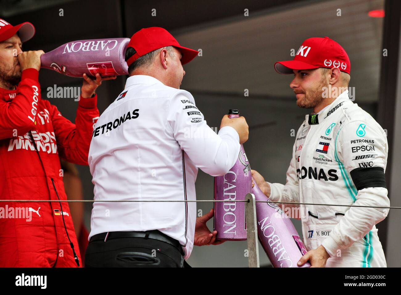Ron Meadows (GBR) Mercedes GP Team Manager feiert mit dem drittplatzierten Valtteri Bottas (FIN) Mercedes AMG F1 auf dem Podium. Großer Preis von Monaco, Sonntag, 26. Mai 2019. Monte Carlo, Monaco. Stockfoto