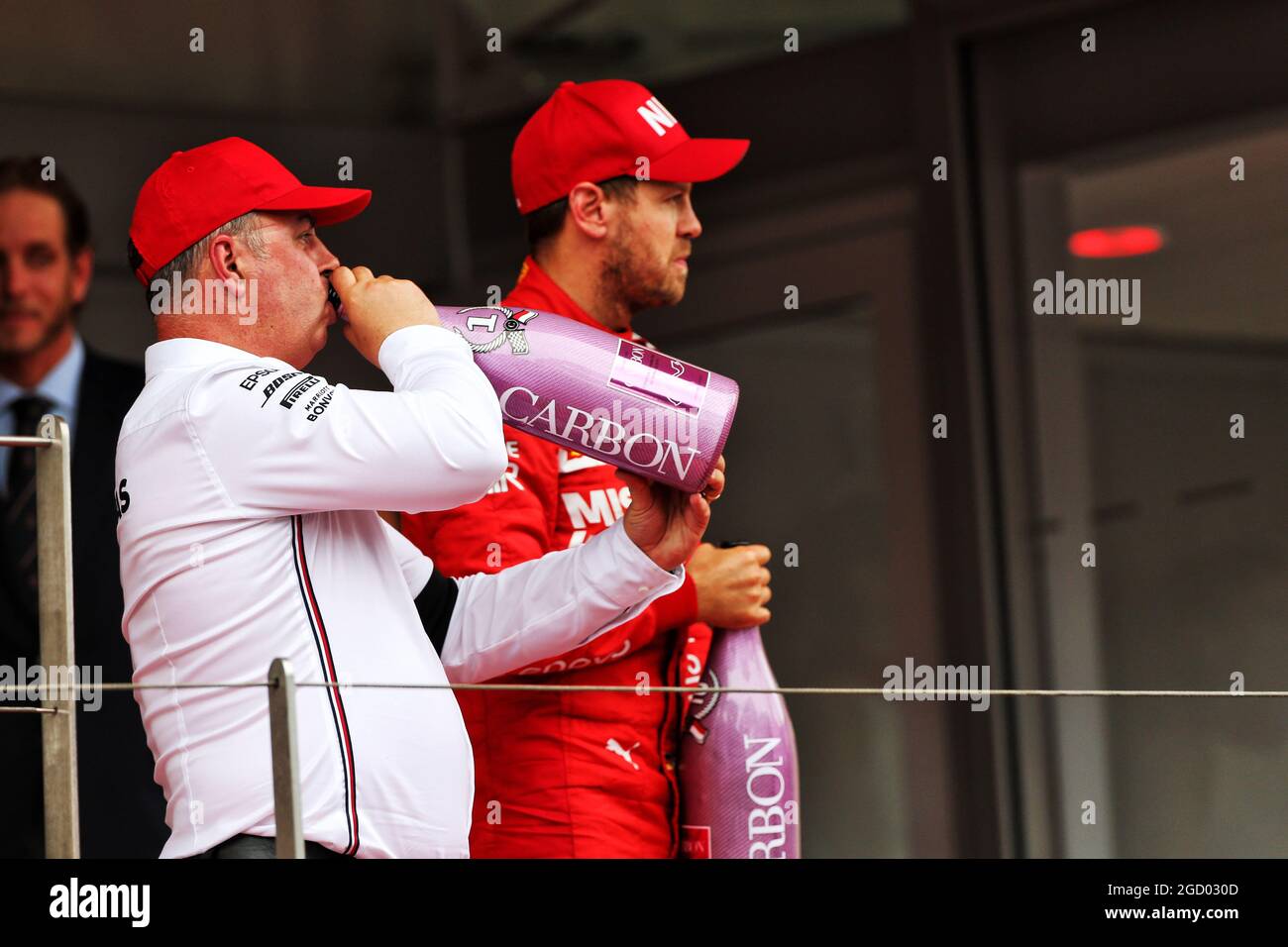 Ron Meadows (GBR) Mercedes GP Team Manager feiert mit dem zweitplatzierten Sebastian Vettel (GER) Ferrari auf dem Podium. Großer Preis von Monaco, Sonntag, 26. Mai 2019. Monte Carlo, Monaco. Stockfoto