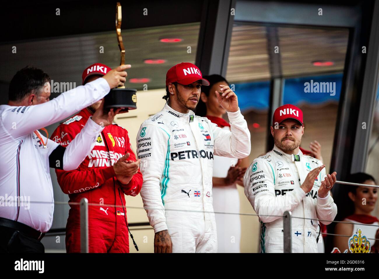 Das Podium (L bis R): Ron Meadows (GBR) Mercedes GP Team Manager; Sebastian Vettel (GER) Ferrari Zweiter; Lewis Hamilton (GBR) Mercedes AMG F1, Rennsieger; Valtteri Bottas (FIN) Mercedes AMG F1, Dritter. Großer Preis von Monaco, Sonntag, 26. Mai 2019. Monte Carlo, Monaco. Stockfoto