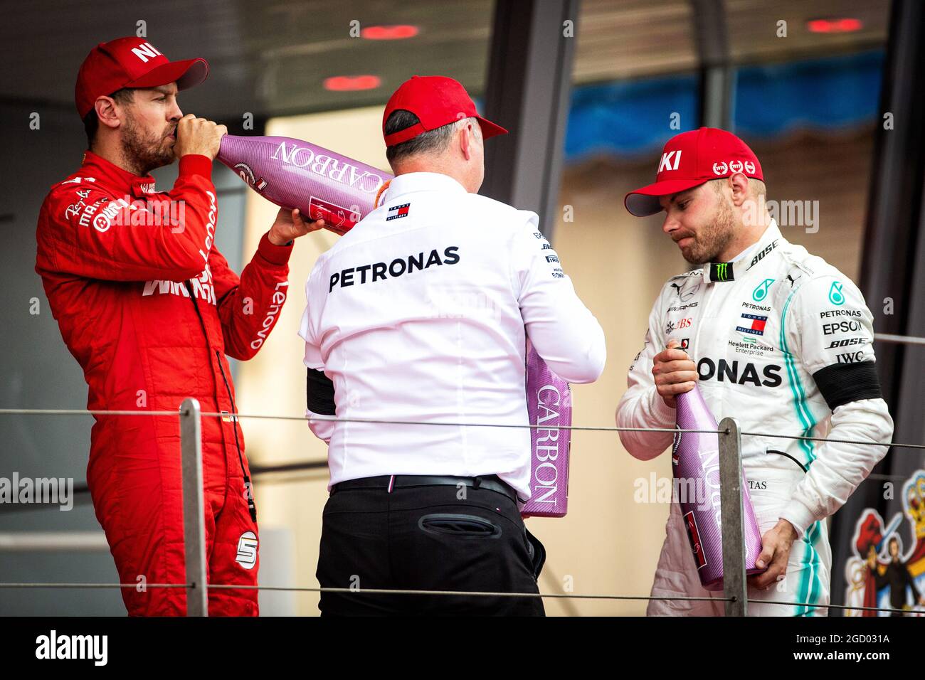 Das Podium (L bis R): Sebastian Vettel (GER) Ferrari feiert seinen zweiten Platz mit Ron Meadows (GBR) Mercedes GP Team Manager und dem dritten Platz Valtteri Bottas (FIN) Mercedes AMG F1. Großer Preis von Monaco, Sonntag, 26. Mai 2019. Monte Carlo, Monaco. Stockfoto