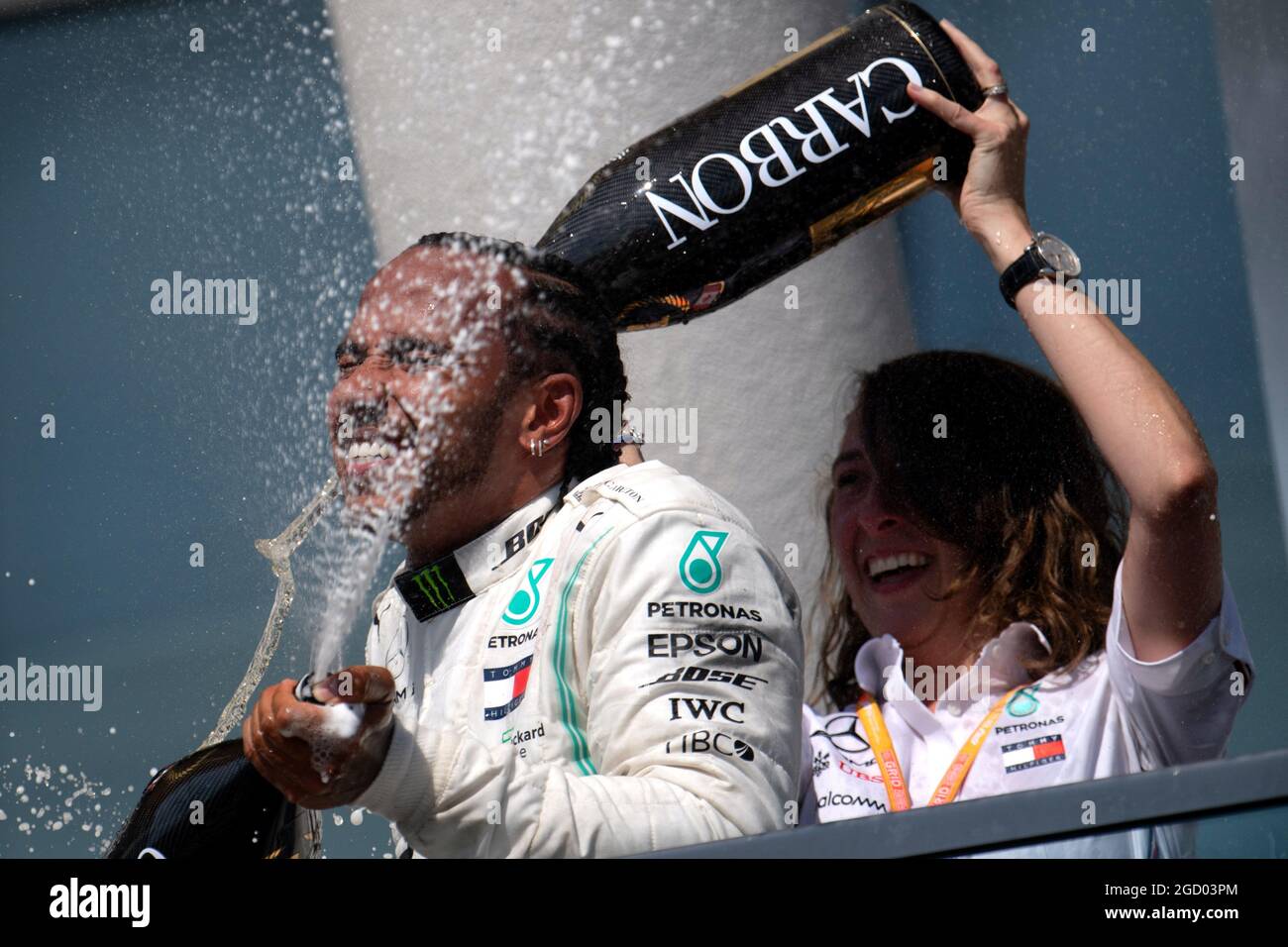 Rennsieger Lewis Hamilton (GBR) Mercedes AMG F1 feiert mit Marga Torres Diez, Mercedes AMG F1 Power Unit Engineer, auf dem Podium. Großer Preis von Kanada, Sonntag, 9. Juni 2019. Montreal, Kanada. Stockfoto