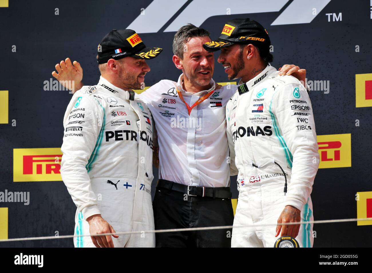 Das Podium (L bis R): Zweitplatzierter Valtteri Bottas (FIN) Mercedes AMG F1 feiert mit Nathan Divey (GBR) Mercedes AMG F1 No1 Mechaniker und Rennsieger Lewis Hamilton (GBR) Mercedes AMG F1. Großer Preis von Frankreich, Sonntag, 23. Juni 2019. Paul Ricard, Frankreich. Stockfoto