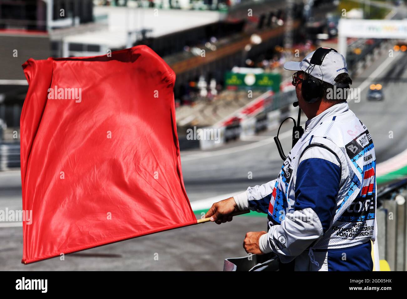 Ein Marschall winkt mit einer roten Flagge. Großer Preis von Österreich, Freitag, 28. Juni 2019. Spielberg, Österreich. Stockfoto