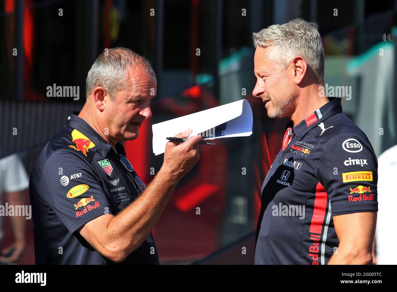 (L bis R): Gerrard O'Reilly, Red Bull Racing Race Team Coordinator mit Jonathan Wheatley (GBR) Red Bull Racing Team Manager. Großer Preis von Österreich, Freitag, 28. Juni 2019. Spielberg, Österreich. Stockfoto