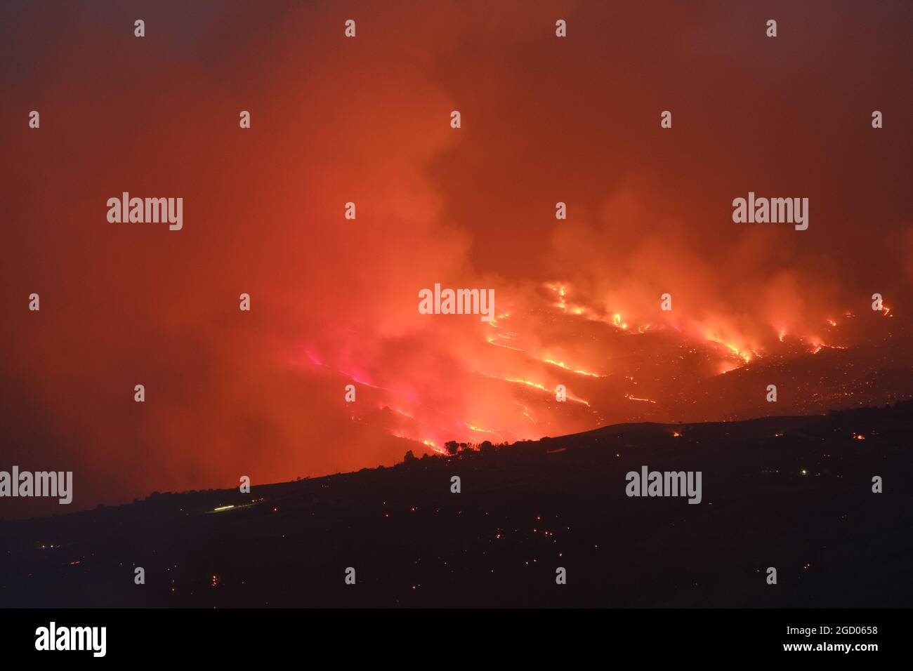 Große Brandstiftung in der Nähe der Stadt Gangi in der Provinz Palermo auf Sizilien. Viele Feldfrüchte und verbrannte Wälder, Bauernautos und sogar Zuchttiere, die von den Flammen verbrannt wurden. Stockfoto