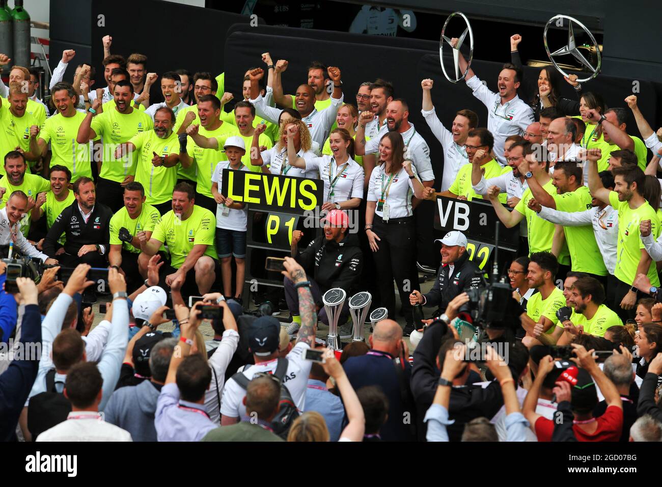 Mercedes AMG F1 feiert ein 1-2-Ziel für Lewis Hamilton (GBR) und Valtteri Bottas (FIN). Großer Preis von Großbritannien, Sonntag, 14. Juli 2019. Silverstone, England. Stockfoto