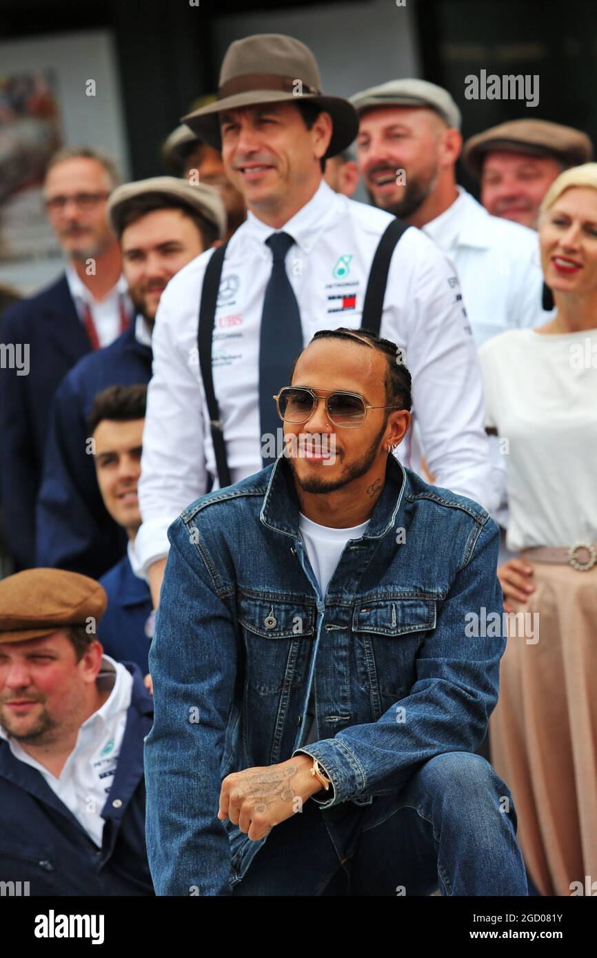 Lewis Hamilton (GBR) Mercedes AMG F1 und das Team tragen Vintage-Kleidung, um 125 Jahre Motorsport zu feiern. Großer Preis von Deutschland, Sonntag, 28. Juli 2019. Hockenheim, Deutschland. Stockfoto