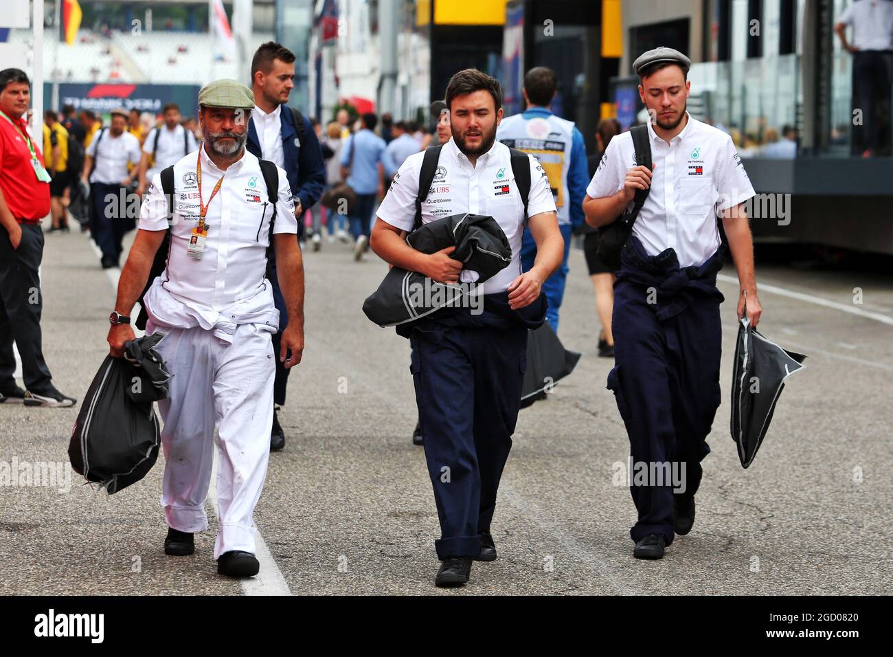 Mercedes AMG F1 trägt Vintage-Kleidung zum 125-jährigen Jubiläum im Motorsport. Großer Preis von Deutschland, Sonntag, 28. Juli 2019. Hockenheim, Deutschland. Stockfoto