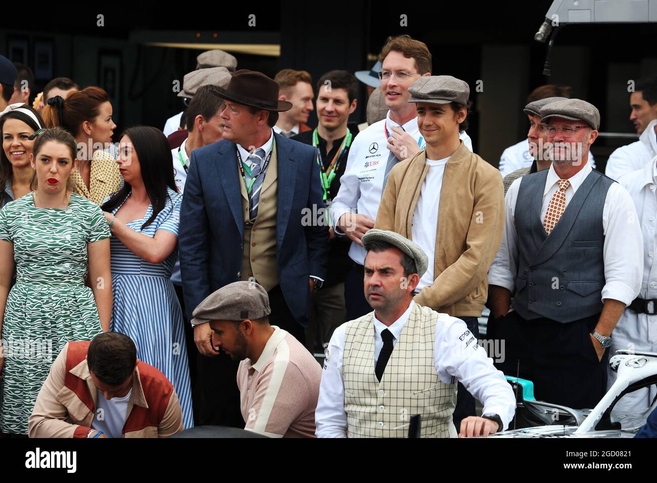 Esteban Gutierrez (MEX) Mercedes AMG F1 und das Team tragen Vintage-Kleidung, um 125 Jahre Motorsport zu feiern. Großer Preis von Deutschland, Sonntag, 28. Juli 2019. Hockenheim, Deutschland. Stockfoto