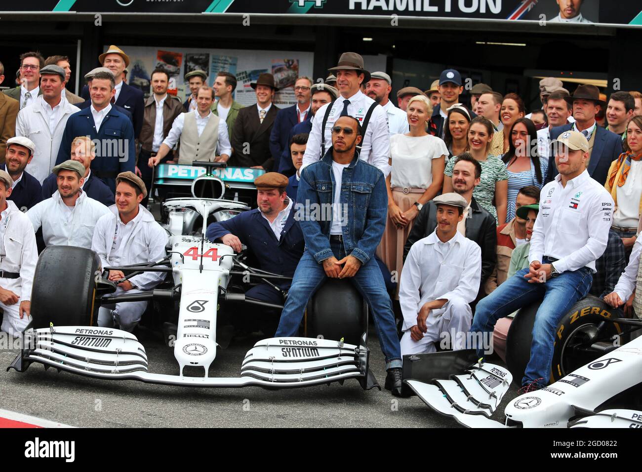 Lewis Hamilton (GBR) Mercedes AMG F1, Toto Wolff (GER) Mercedes AMG F1  Aktionär und Geschäftsführer; Valtteri Bottas (FIN) Mercedes AMG F1 und das  Team tragen Vintage-Kleidung, um 125 Jahre Motorsport zu feiern.