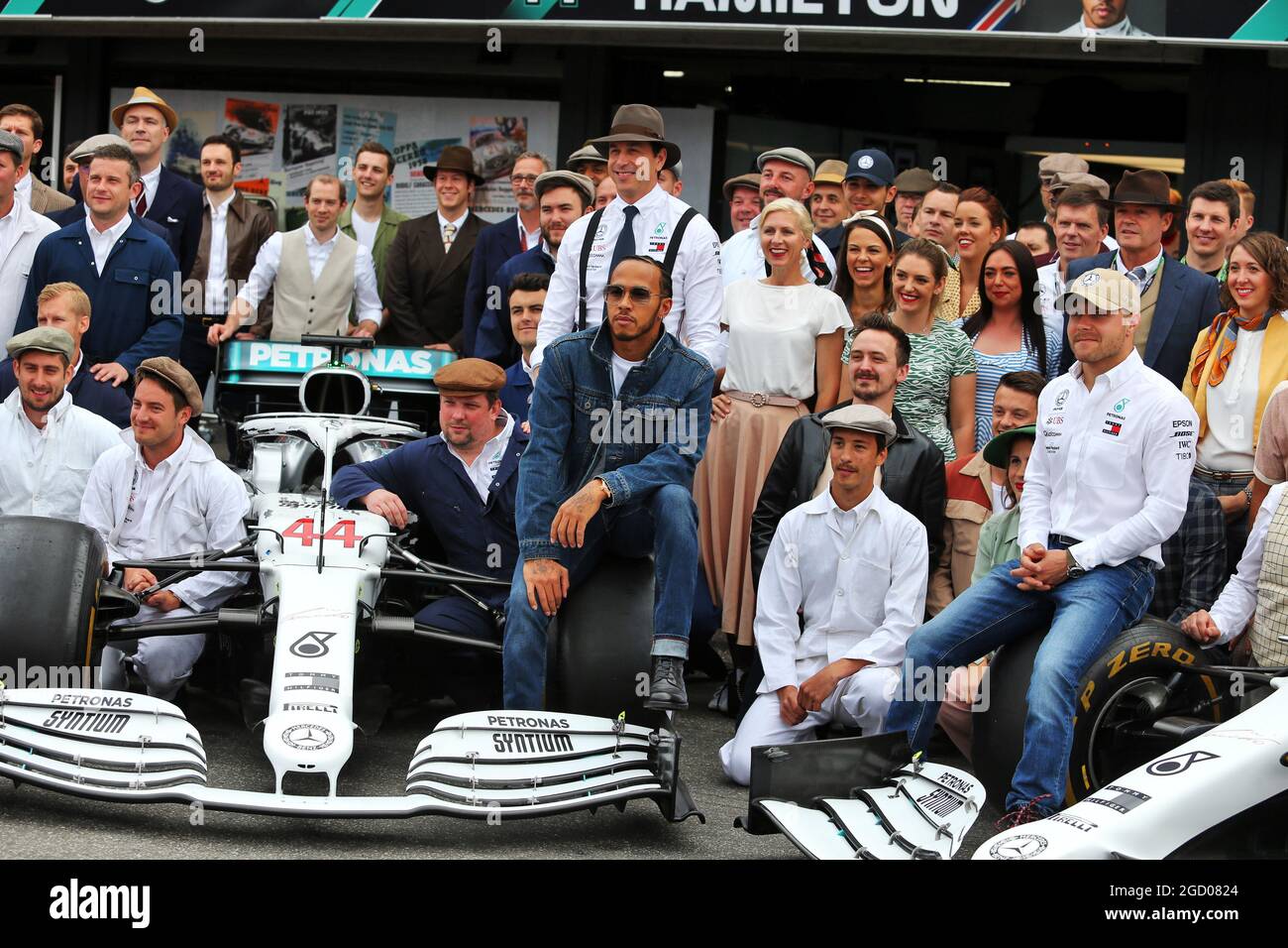 Lewis Hamilton (GBR) Mercedes AMG F1, Toto Wolff (GER) Mercedes AMG F1 Aktionär und Geschäftsführer; Valtteri Bottas (FIN) Mercedes AMG F1 und das Team tragen Vintage-Kleidung, um 125 Jahre Motorsport zu feiern. Großer Preis von Deutschland, Sonntag, 28. Juli 2019. Hockenheim, Deutschland. Stockfoto