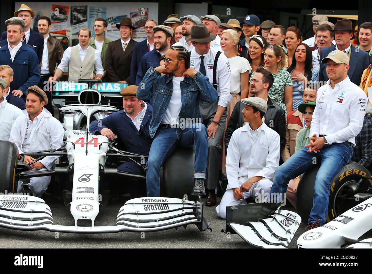 Lewis Hamilton (GBR) Mercedes AMG F1, Toto Wolff (GER) Mercedes AMG F1 Aktionär und Geschäftsführer, Valtteri Bottas (FIN) Mercedes AMG F1 und das Team tragen Vintage-Kleidung, um 125 Jahre Motorsport zu feiern. Großer Preis von Deutschland, Sonntag, 28. Juli 2019. Hockenheim, Deutschland. Stockfoto