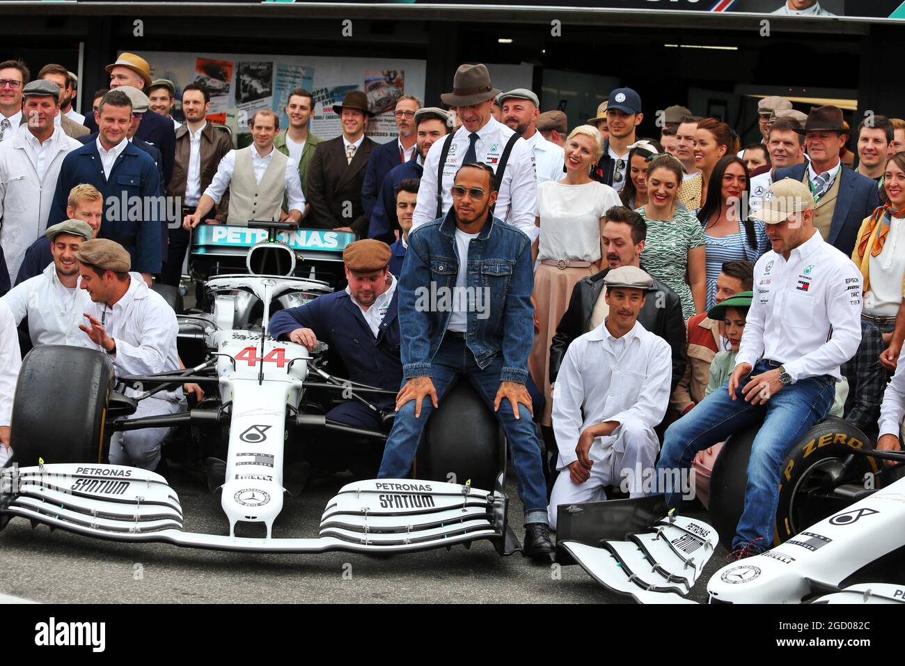 Lewis Hamilton (GBR) Mercedes AMG F1, Toto Wolff (GER) Mercedes AMG F1 Aktionär und Geschäftsführer; Valtteri Bottas (FIN) Mercedes AMG F1 und das Team tragen Vintage-Kleidung, um 125 Jahre Motorsport zu feiern. Großer Preis von Deutschland, Sonntag, 28. Juli 2019. Hockenheim, Deutschland. Stockfoto