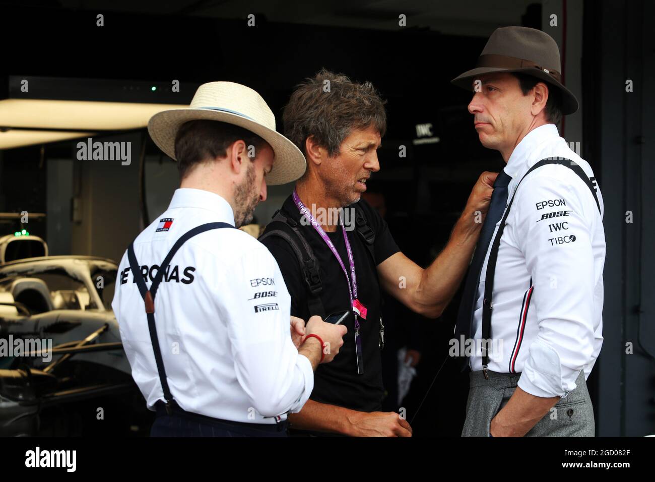 Toto Wolff (GER) Mercedes AMG F1 Aktionär und Executive Director und Bradley Lord (GBR) Mercedes AMG F1 Communications Manager tragen Vintage-Kleidung, um 125 Jahre Motorsport zu feiern. Großer Preis von Deutschland, Sonntag, 28. Juli 2019. Hockenheim, Deutschland. Stockfoto
