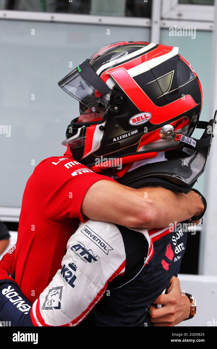 Rennsieger Arthur Leclerc (MON) Alfa Romeo Junior Team Formel-4-Fahrer, feiert in Parc Ferme mit Bruder Charles Leclerc (MON) Ferrari. Großer Preis von Deutschland, Sonntag, 28. Juli 2019. Hockenheim, Deutschland. Stockfoto