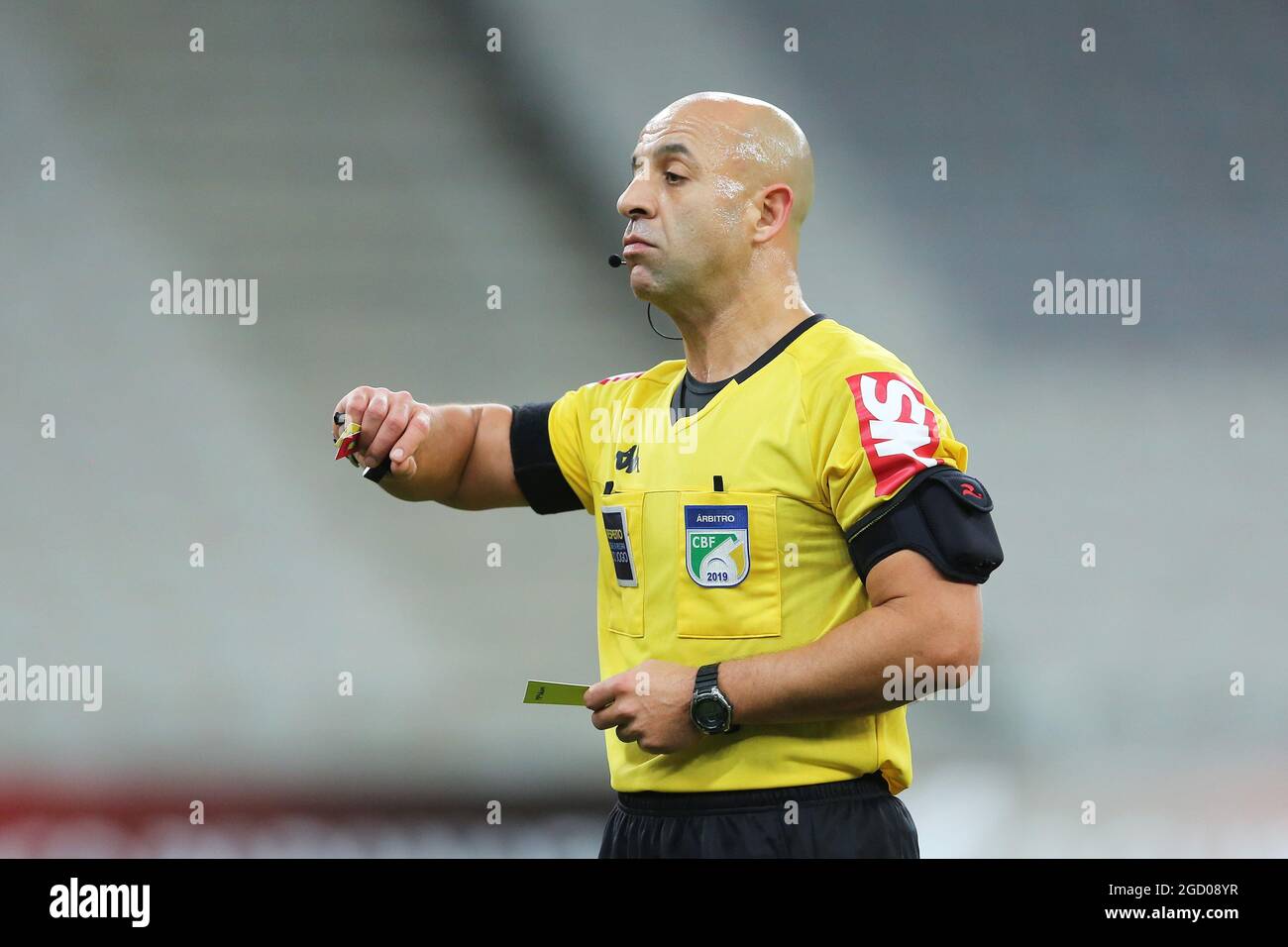 Árbitro Jean Pierre Goncalves Lima expulsa Martín Benítez do São Paulo,  durante a partida entre Athletico e São Paulo, pela 15ª rodada do  Campeonato Brasileiro Série A 2021 na Arena da Baixada,