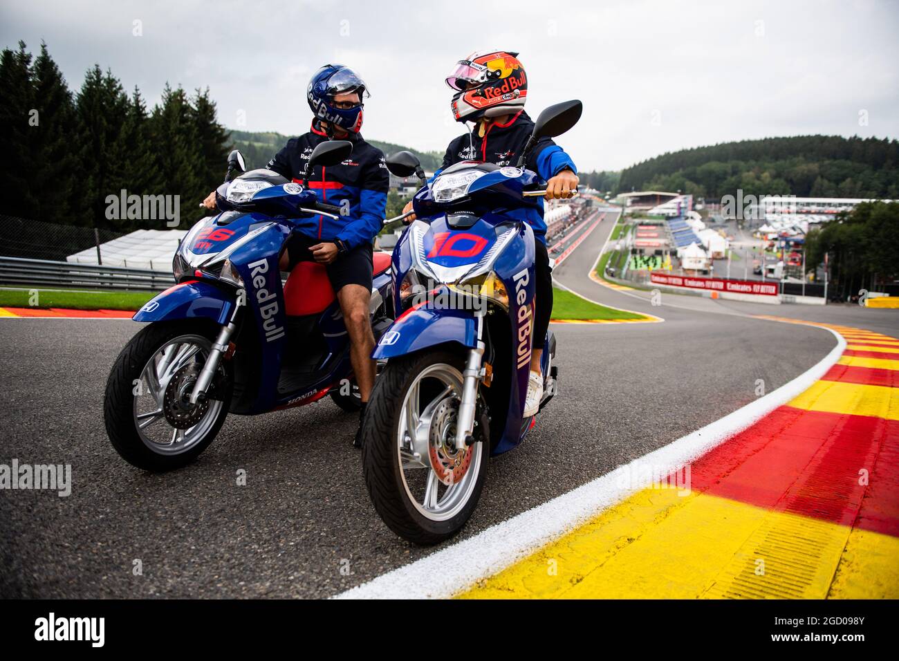 Pierre Gasly (FRA) Scuderia Toro Rosso fährt auf einem Scooter auf der Rennstrecke. Großer Preis von Belgien, Donnerstag, 29. August 2019. Spa-Francorchamps, Belgien. Stockfoto