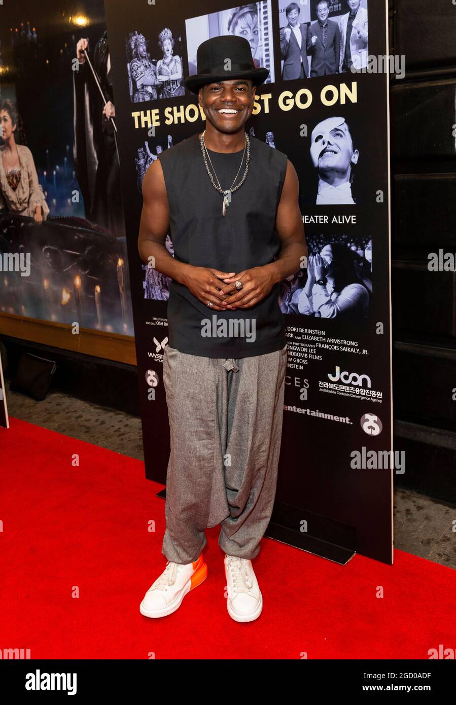 New York, NY - 9. August 2021: Ahmad Simmons nimmt an der Premiere des Dokumentarfilms The Show Must Go On im Majestic Theatre Teil Stockfoto