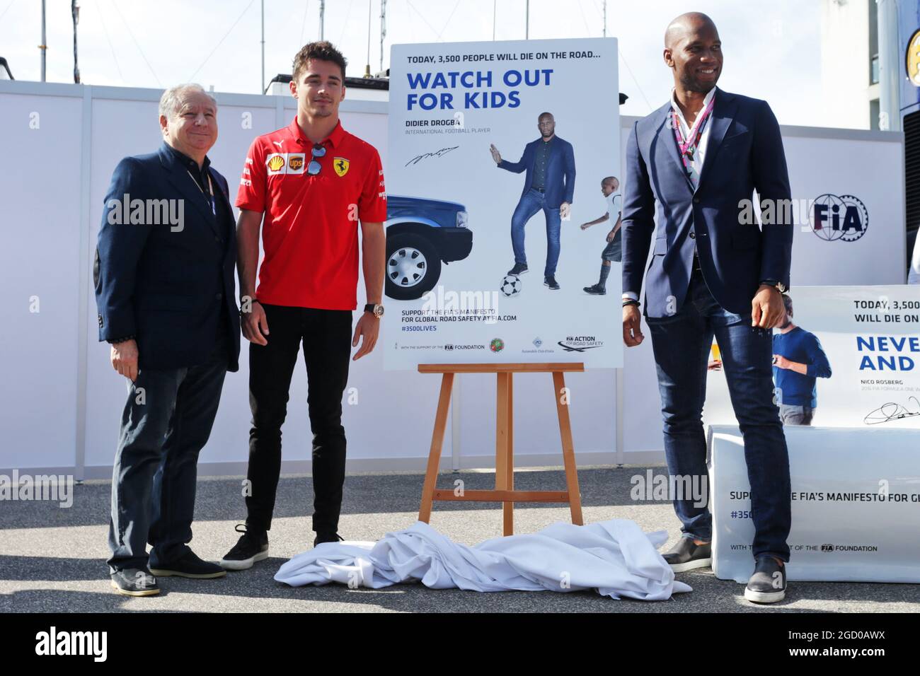 (L bis R): Jean Todt (FRA) FIA-Präsident mit Charles Leclerc (MON) Ferrari und Didier Drogba (CIV), ehemaliger Fußballspieler, bei einer FIA-Kampagne zur Straßenverkehrssicherheit. Großer Preis von Italien, Samstag, 7. September 2019. Monza Italien. Stockfoto