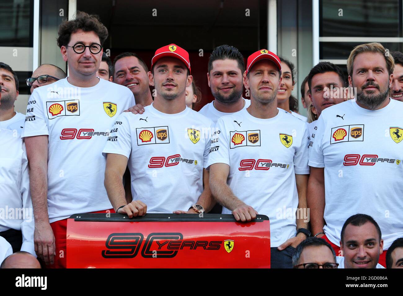 Mattia Binotto (ITA) Ferrari Teamchef, Charles Leclerc (MON) Ferrari und Sebastian Vettel (GER) Ferrari, auf einem Teamfoto zum 90-jährigen Jubiläum. Großer Preis von Italien, Samstag, 7. September 2019. Monza Italien. Stockfoto