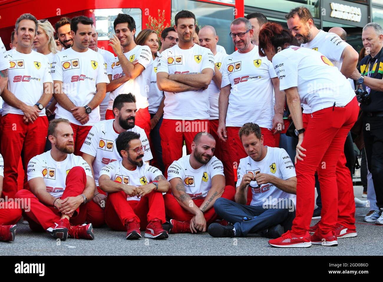 Sebastian Vettel (GER) Ferrari mit dem Team bei einem Teamfoto zum 90. Geburtstag. Großer Preis von Italien, Samstag, 7. September 2019. Monza Italien. Stockfoto