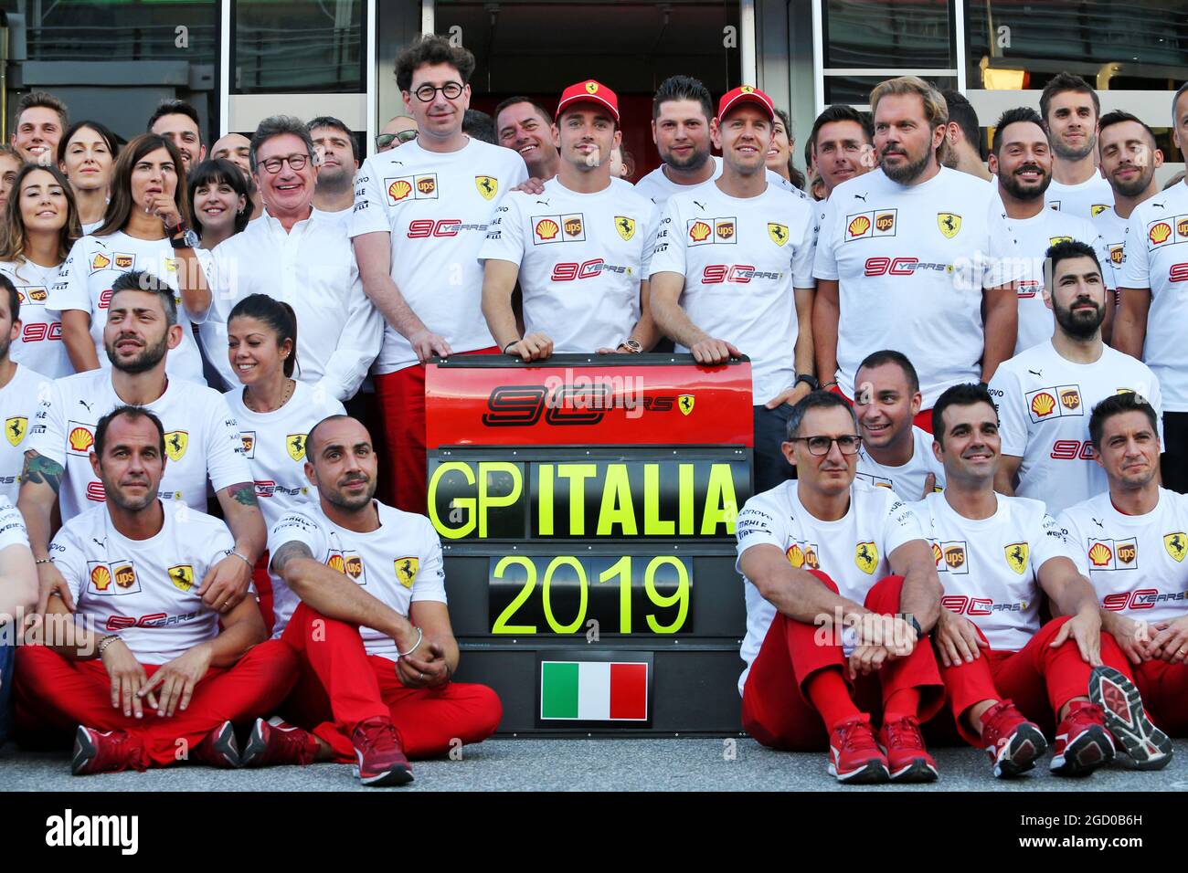 Mattia Binotto (ITA) Ferrari Teamchef, Charles Leclerc (MON) Ferrari und Sebastian Vettel (GER) Ferrari, auf einem Teamfoto zum 90-jährigen Jubiläum. Großer Preis von Italien, Samstag, 7. September 2019. Monza Italien. Stockfoto