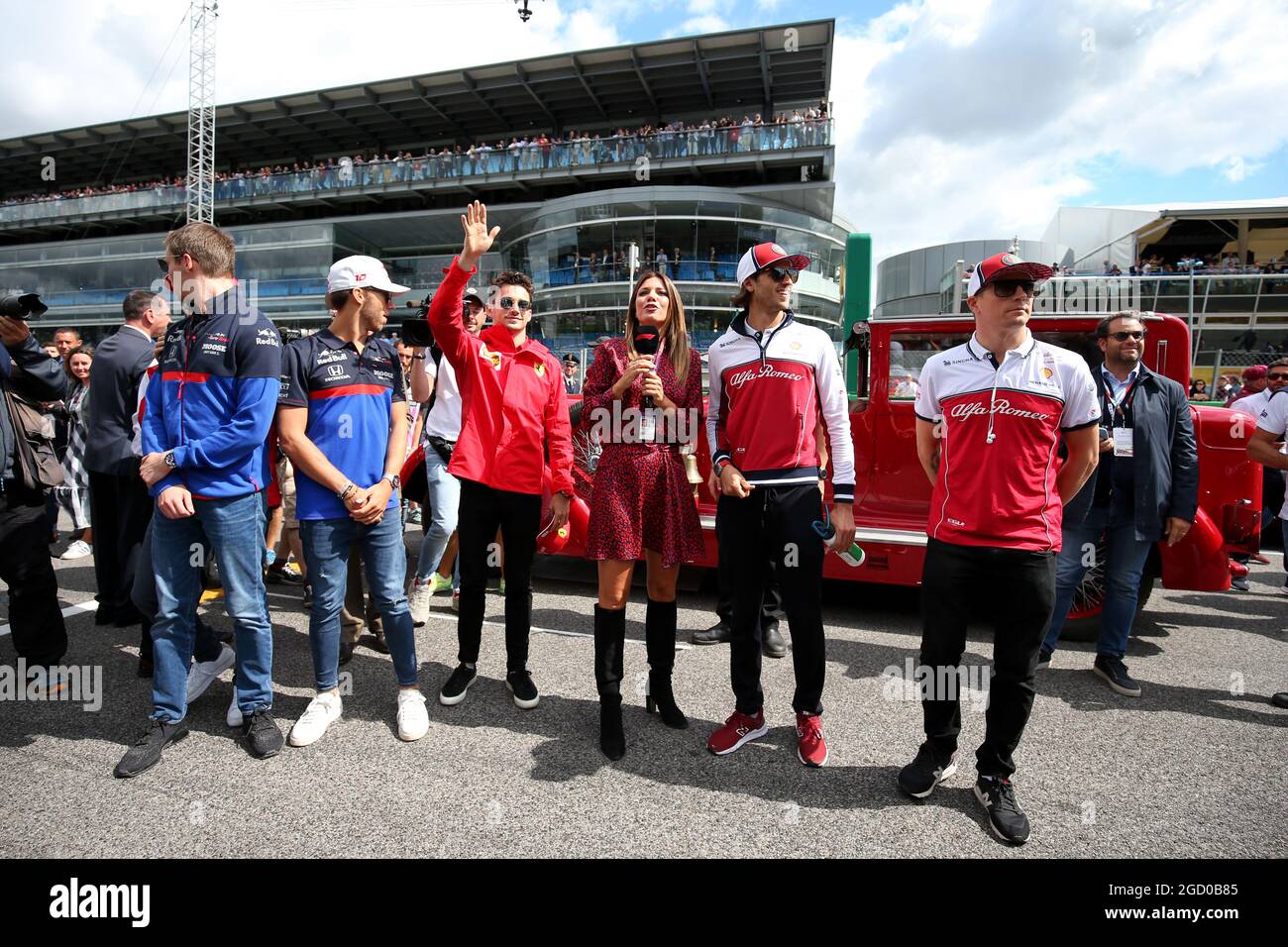 (L bis R): Daniil Kvyat (RUS) Scuderia Toro Rosso; Pierre Gasly (FRA) Scuderia Toro Rosso; Charles Leclerc (MON) Ferrari; Federica Masolin (ITA) Sky F1 Italia Presenter; Antonio Giovinazzi (ITA) Alfa Romeo Racing; und Kimi Raikkönen (FIN) Alfa Romeo Racing auf der Fahrerparade. Großer Preis von Italien, Sonntag, 8. September 2019. Monza Italien. Stockfoto