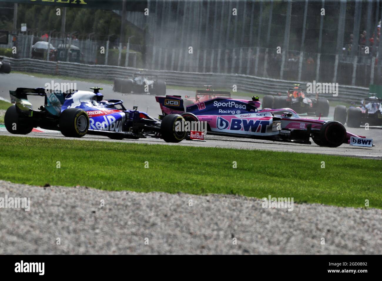 Lance Stroll (CDN) Racing Point F1 Team RP19 kehrt nach dem Spinnen im Rennen vor Pierre Gasly (FRA) Scuderia Toro Rosso STR14 auf die Rennstrecke zurück. Großer Preis von Italien, Sonntag, 8. September 2019. Monza Italien. Stockfoto