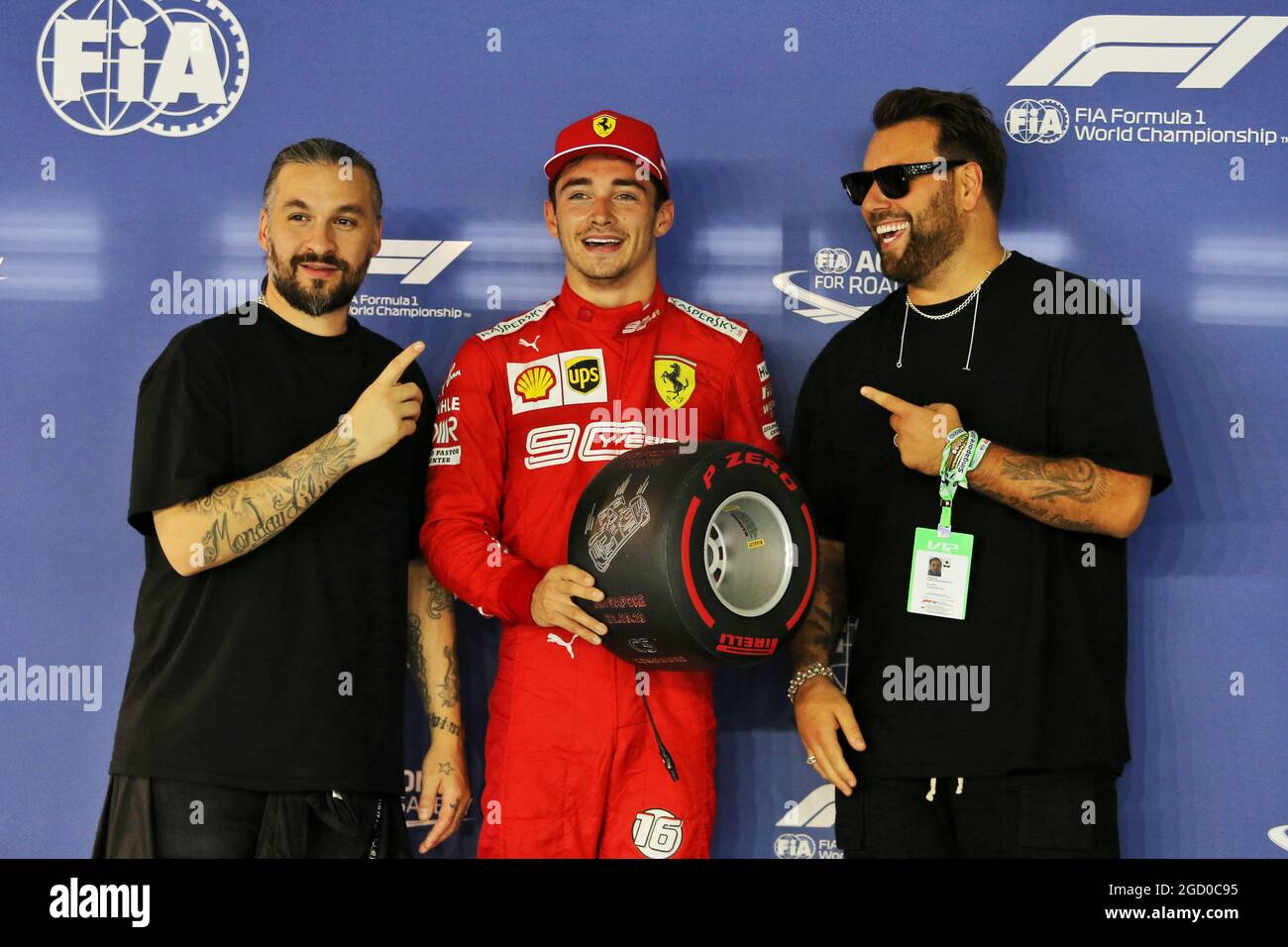 Charles Leclerc (MON) Ferrari erhält den Pirelli Pole Position Award. Großer Preis von Singapur, Samstag, 21. September 2019. Marina Bay Street Circuit, Singapur. Stockfoto