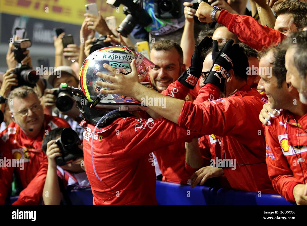 Rennsieger Sebastian Vettel (GER) Ferrari feiert mit dem Team im Parc Ferme. Stockfoto