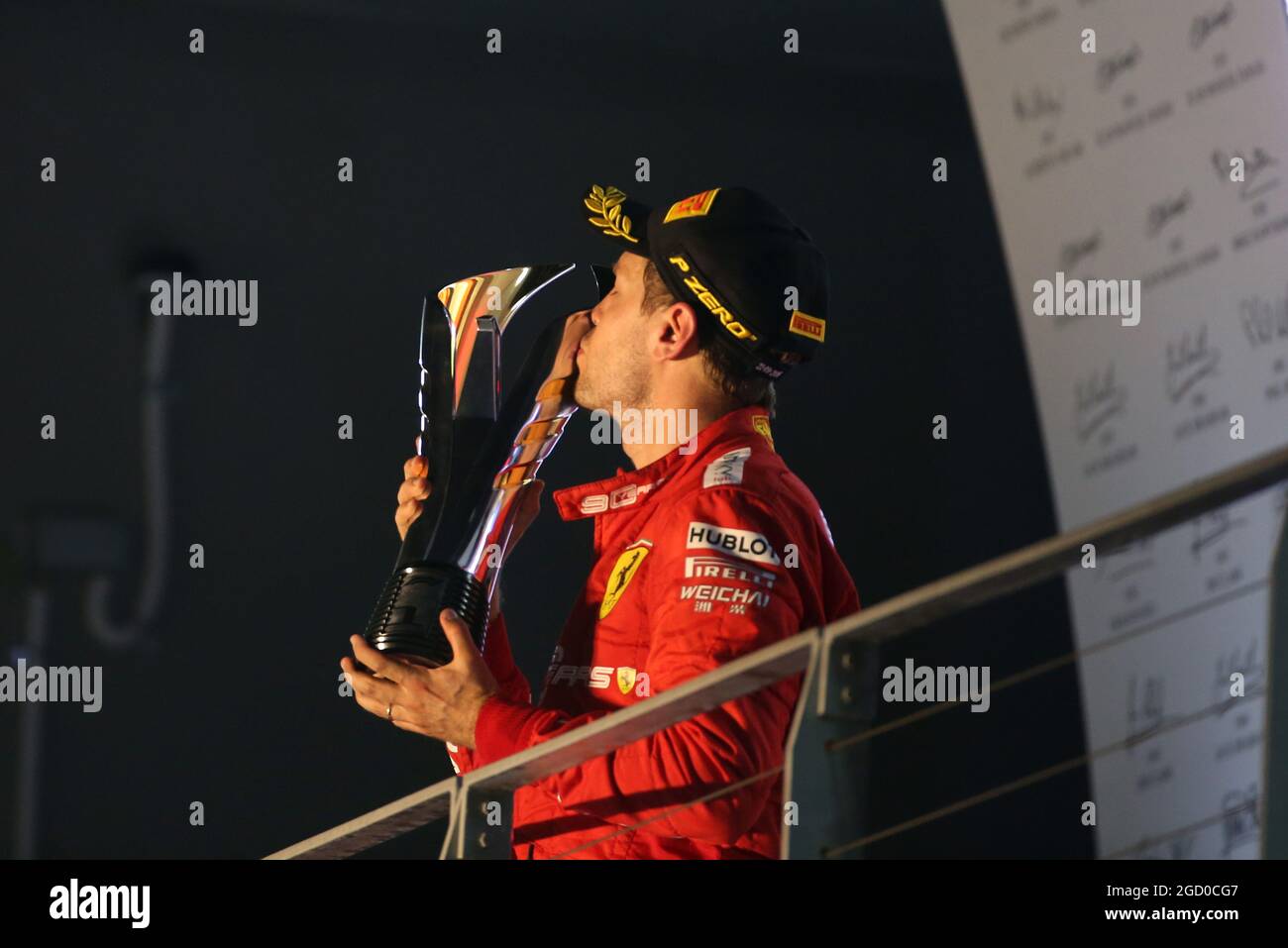 Rennsieger Sebastian Vettel (GER) Ferrari feiert auf dem Podium. Stockfoto