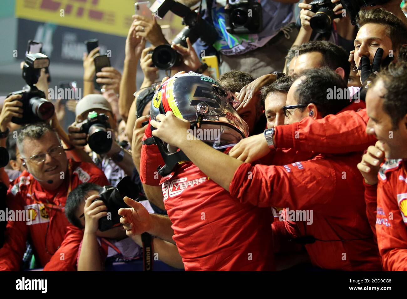 Rennsieger Sebastian Vettel (GER) Ferrari feiert mit dem Team im Parc Ferme. Stockfoto