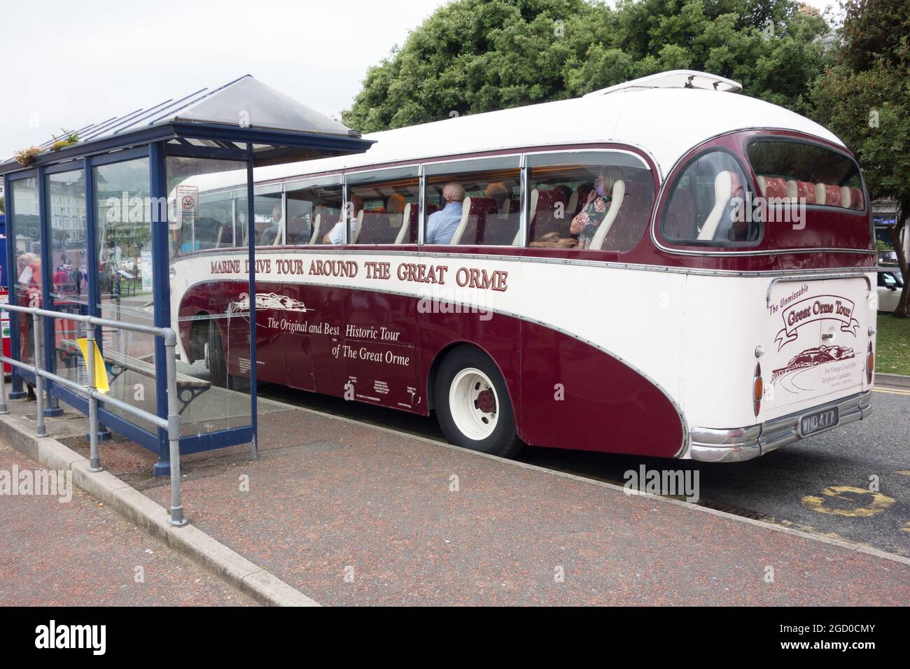 Reisebus mit Touristen, die bereit sind, eine Tour durch den Great Orme Llandudno Wales durchzuführen Stockfoto