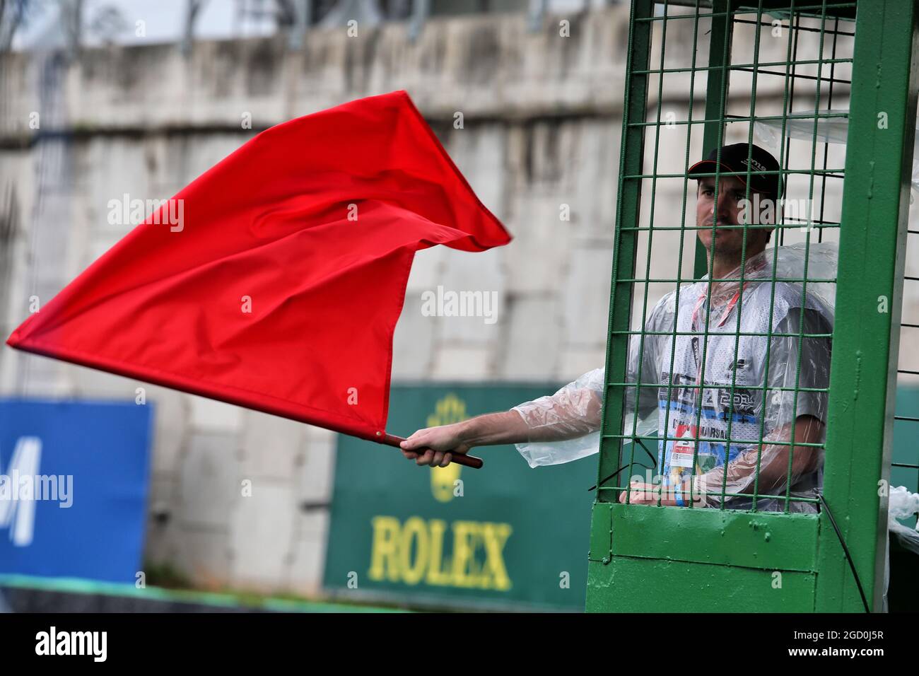 Rote Fahne von einem Marschall gewunken. Großer Preis von Brasilien, Freitag, 15. November 2019. Sao Paulo, Brasilien. Stockfoto