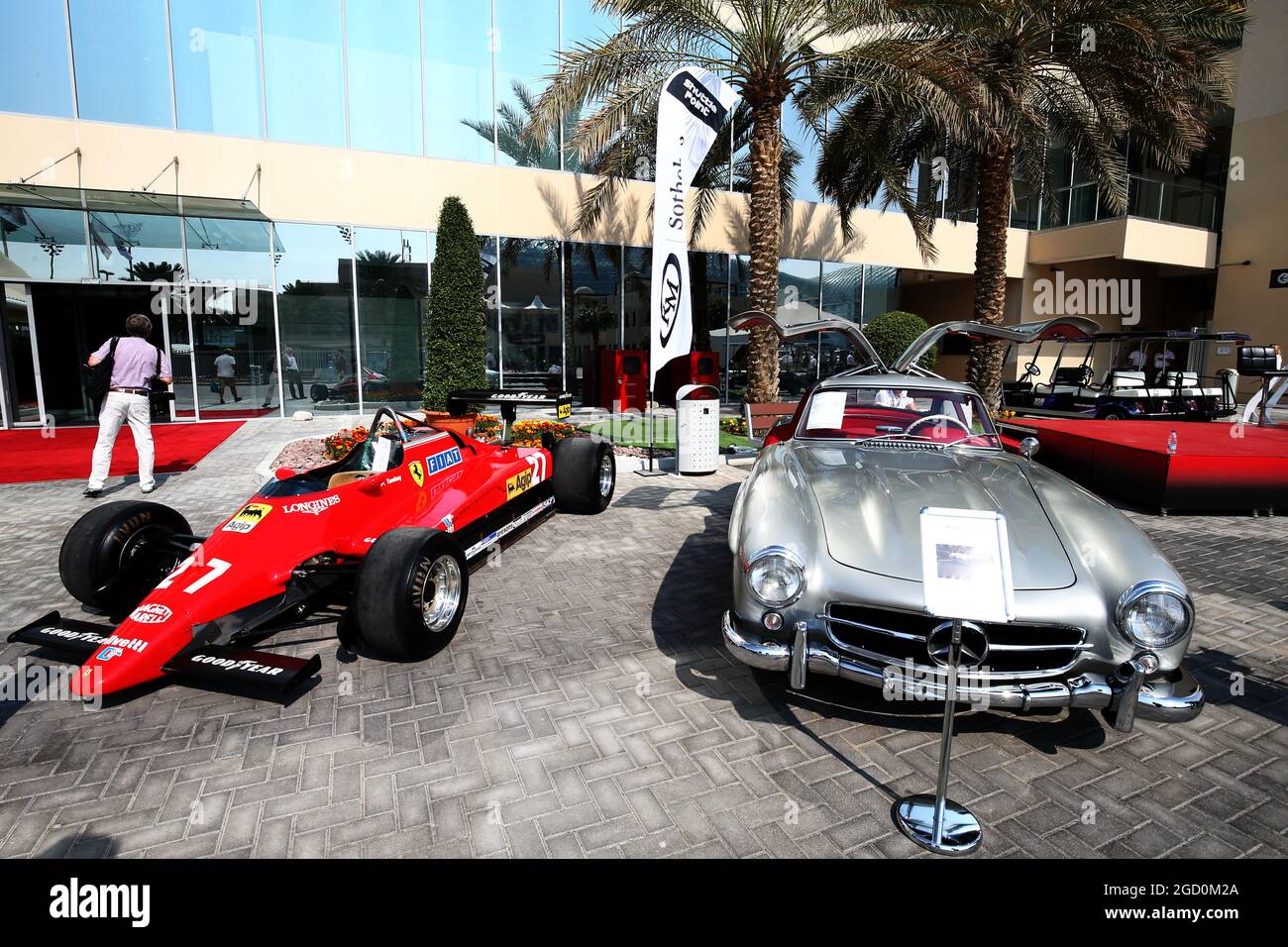 Der Ferrari 1982 126C2 von Patrick Tambay und ein Mercedes-Benz 300 SL Flügeltürer im Fahrerlager - Sotherby's. Abu Dhabi Grand Prix, Samstag, 30. November 2019. Yas Marina Circuit, Abu Dhabi, VAE. Stockfoto